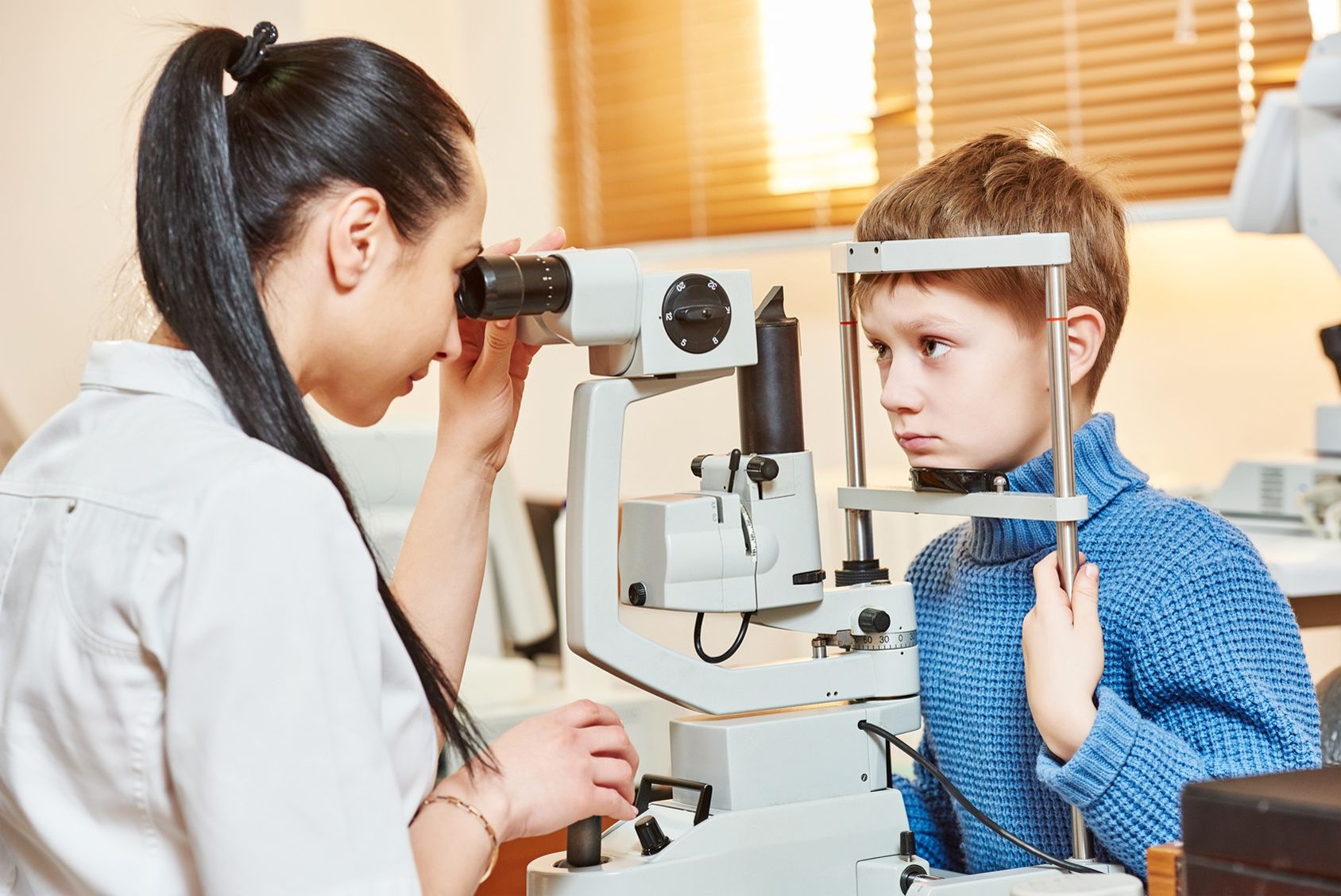 Как детям в год проверяют зрение. Офтальмология дети. Врач офтальмолог детский. Школьник у офтальмолога. Ребенок у окулиста.