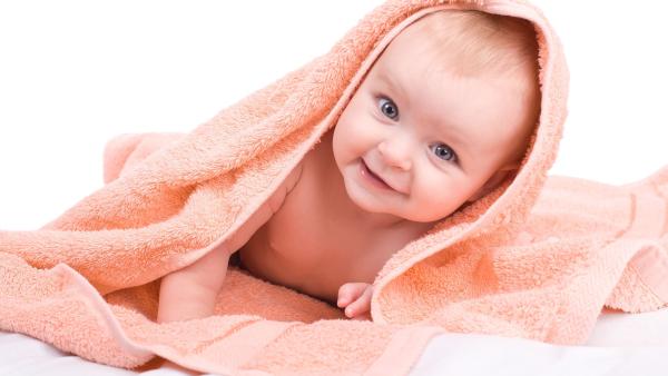 Грижи за бебето през първите месеци! Научете повече за каляването, температурата в стаята, баните, обличането, разходките!