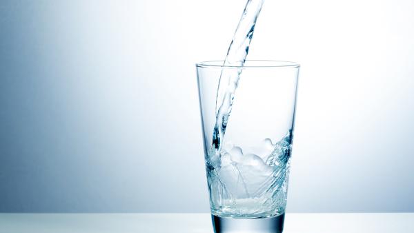 Какво представлява дехидратацията? Как да възстановим загубата на вода и електролити след диария, повръщане, обилни изпотявания?