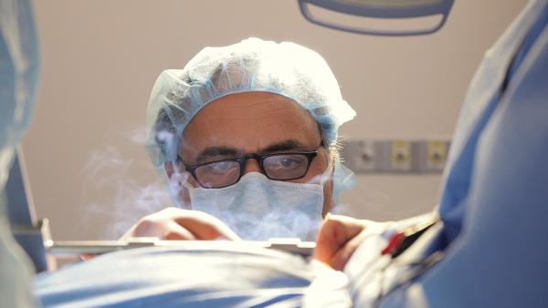Светило в областта на съдовата хирургия и екип български съдови хирурзи извършихасложна операция на жена с огромна аневризма на аортата в СИТИ КЛИНИК СЪРДЕЧНО-СЪДОВ ЦЕНТЪР
