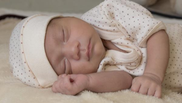 Колко спят новородените бебета