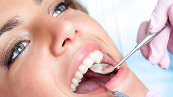 5 лесни рецепти за премахване на зъбната плака с природни средства