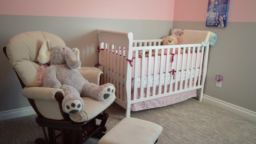 Падане на бебето от бебешкото легло -  за какво да внимават родителите