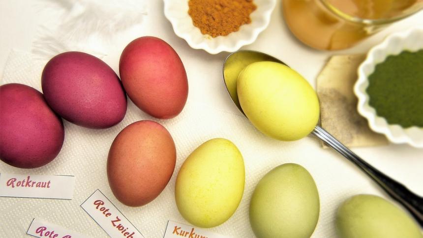 Великденските яйца -  боядисване на яйцата с хранителни оцветители